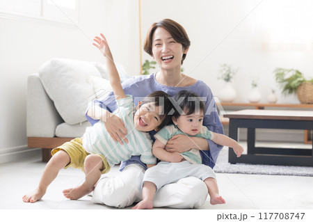 兄弟の育児を楽しむお母さん　子育てや育児のイメージ　カメラ目線 117708747