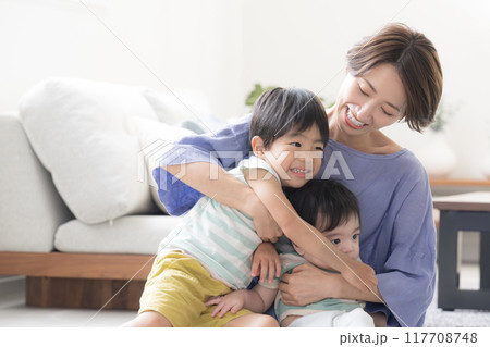 兄弟の育児を楽しむお母さん　子育てや育児のイメージ 117708748