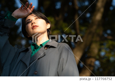 秋の公園を楽しむ女性 117708752