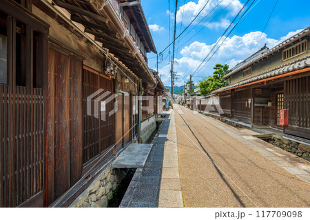 奈良県　高取町の町並み 117709098