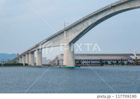 ベタ踏み坂で知られる江島大橋(鳥取県境港市・島根県松江市) ベタ踏み坂で知られる江島大橋(鳥取県境港市・島根県松江市) 117709190
