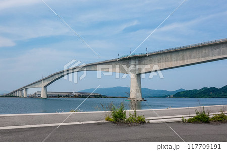 ベタ踏み坂で知られる江島大橋(鳥取県境港市・島根県松江市) ベタ踏み坂で知られる江島大橋(鳥取県境港市・島根県松江市) 117709191