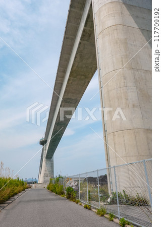 ベタ踏み坂で知られる江島大橋（鳥取県境港市・島根県松江市） 117709192