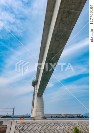 ベタ踏み坂で知られる江島大橋(鳥取県境港市・島根県松江市) ベタ踏み坂で知られる江島大橋(鳥取県境港市・島根県松江市) 117709194