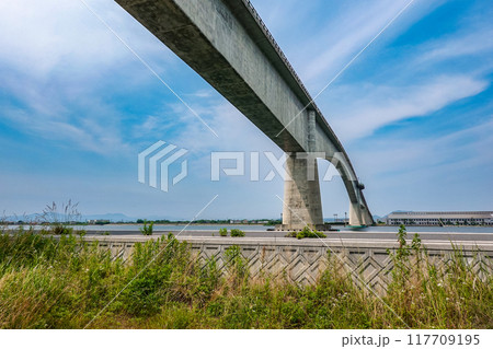 ベタ踏み坂で知られる江島大橋（鳥取県境港市・島根県松江市） 117709195
