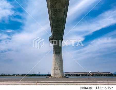 ベタ踏み坂で知られる江島大橋（鳥取県境港市・島根県松江市） 117709197