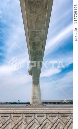 ベタ踏み坂で知られる江島大橋（鳥取県境港市・島根県松江市） 117709198