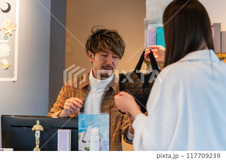 beauty parlor 117709239