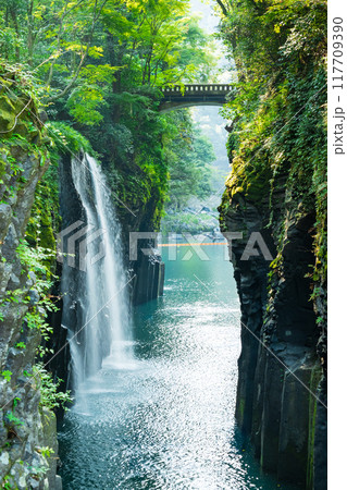 宮崎県高千穂峡の真名井の滝 117709390