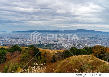 秋の若草山から見た景色 秋の若草山から見た景色 117710398