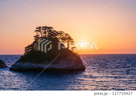 【静岡県】西伊豆・堂ヶ島の夕景 日没 【静岡県】西伊豆・堂ヶ島の夕景 日没 117710427