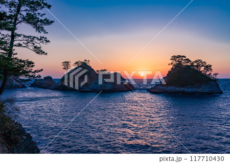 【静岡県】西伊豆・堂ヶ島の夕景 日没 【静岡県】西伊豆・堂ヶ島の夕景 日没 117710430