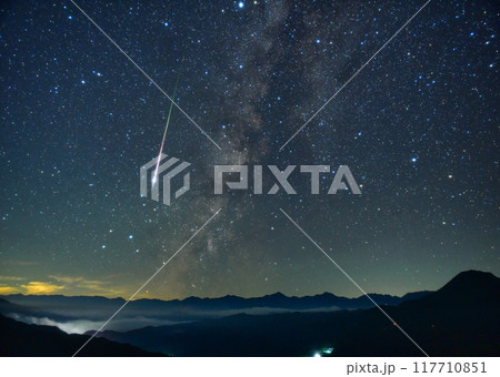 北アルプスの夜空に横たわる天の川と流れ星 北アルプスの夜空に横たわる天の川と流れ星 117710851