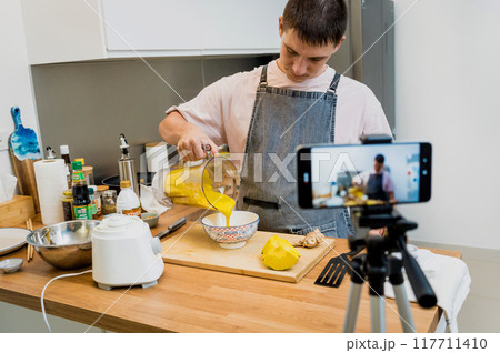 The chef is broadcasting live from workshop how to prepare a vegetarian food 117711410
