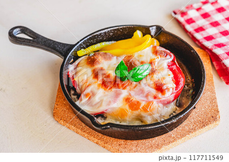 スキレットでチーズハンバーグ風 117711549