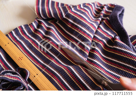服リメイク　生地をカットする 117711555