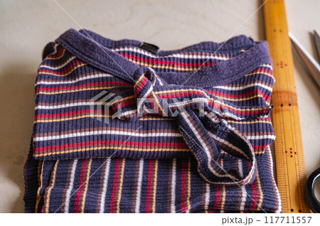 服のリメイク　布をカットした後 117711557