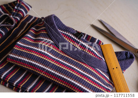 服のリメイク　布をカットした後 117711558