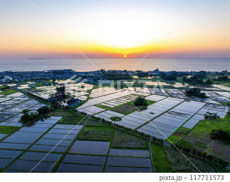 夕陽の日本海と九十九島（秋田県にかほ市） 117711573