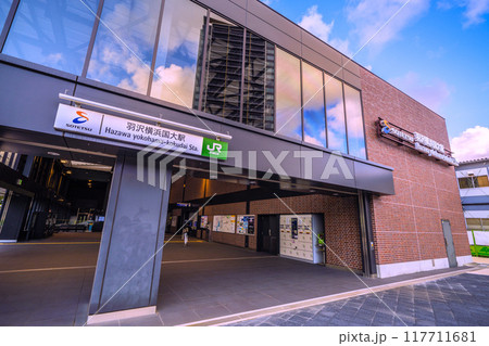 日本の横浜都市景観 8月。SOTETSU 羽沢横浜国大駅を望む 日本の横浜都市景観 8月。SOTETSU 羽沢横浜国大駅を望む 117711681