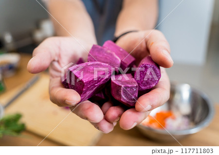Chef at the kitchen preparing massaman curry with sweet potato and many spices 117711803