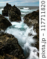 波が打ち寄せる岩場 117711820