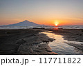 豊富海岸から見た夕日と利尻富士 117711822