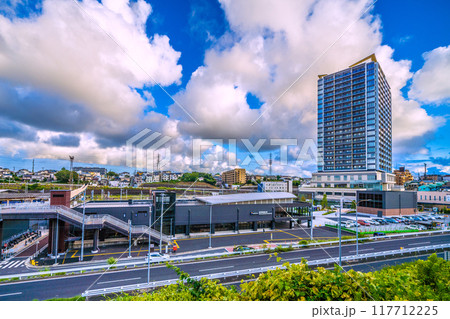 日本の横浜都市景観 8月。SOTETSU　羽沢横浜国大駅を望む 117712225