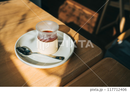 カフェのテーブルに置かれたプリン 117712406