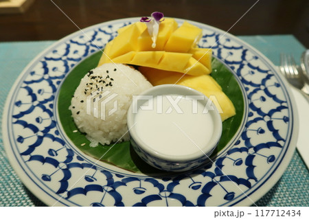 マンゴーともち米のデザート マンゴーともち米のデザート 117712434