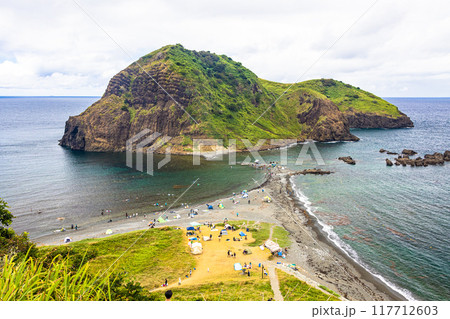 【新潟県_佐渡_二ツ亀】バカンスを楽しむ人々 117712603