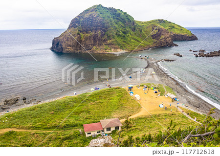 【新潟県_佐渡_二ツ亀】バカンスを楽しむ人々 117712618