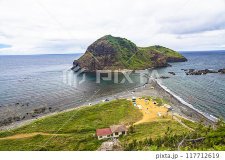 【新潟県_佐渡_二ツ亀】バカンスを楽しむ人々 117712619