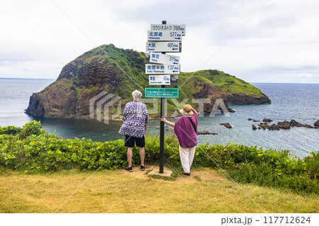【新潟県_佐渡_二ツ亀】バカンスを楽しむ人々 117712624