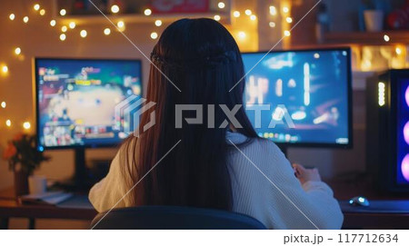 ゲーミングPCでゲームする女性2 117712634