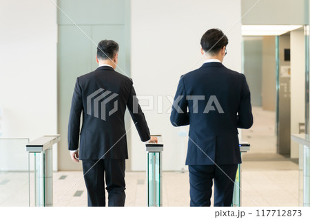 IDをかざすビジネスマン 後ろ姿 IDをかざすビジネスマン 後ろ姿 117712873