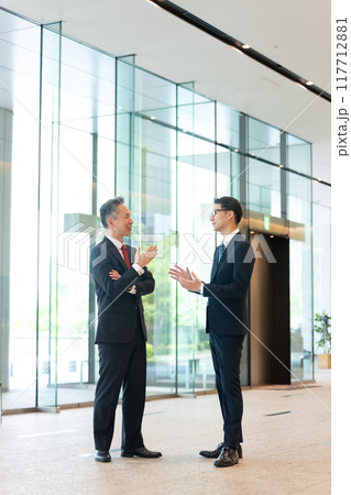 オフィスのロビーで会話する上司と部下 オフィスのロビーで会話する上司と部下 117712881