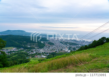 天狗山第1展望台から眺める早朝の小樽 北海道 117713091