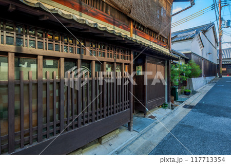 奈良県　ならまち　元林院町の町並み　 117713354