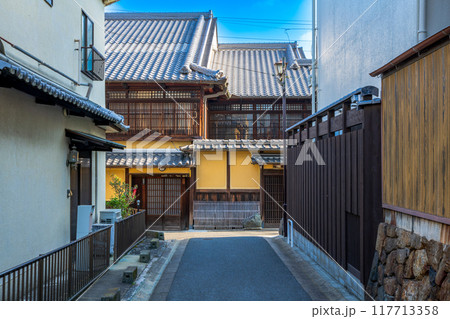 奈良県　ならまち　元林院町の町並み　 117713358