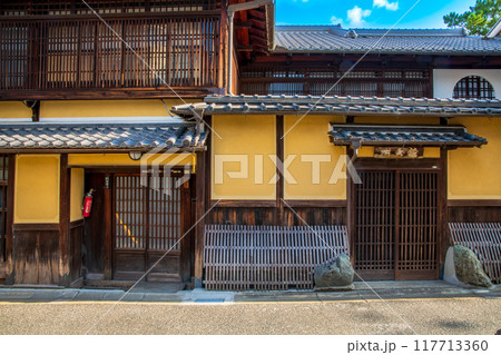 奈良県　ならまち　元林院町の町並み　 117713360