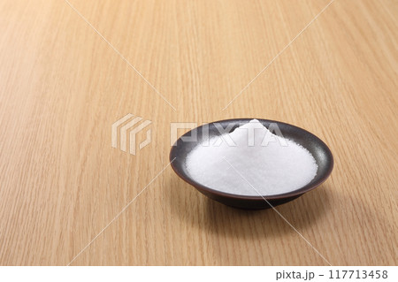 皿に盛られた塩 117713458