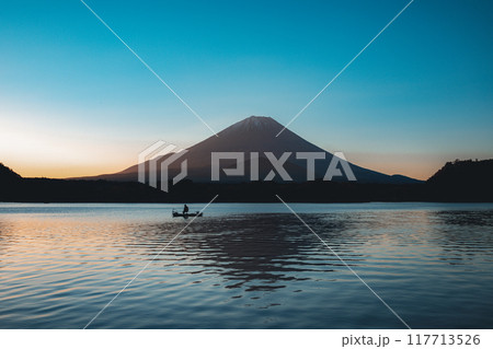 精進湖から見た朝日と美しいダイヤモンド 117713526