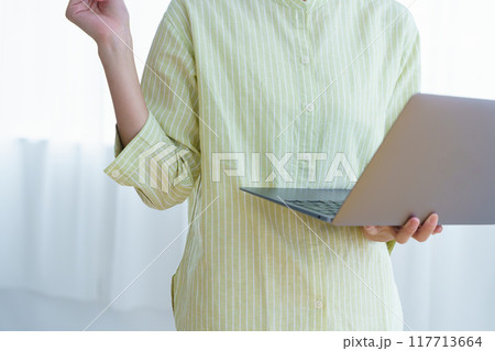 オフィスで起業の準備をする若い女性 117713664