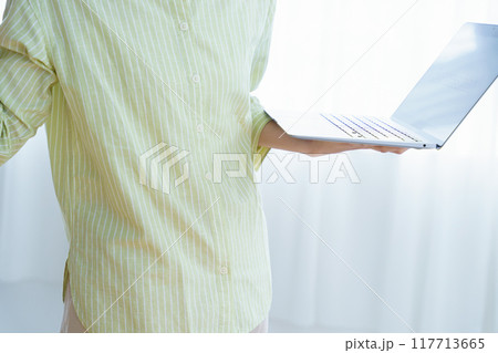 オフィスで起業の準備をする若い女性 117713665