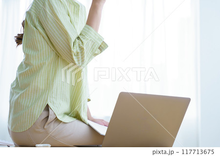 オフィスで起業の準備をする若い女性 オフィスで起業の準備をする若い女性 117713675