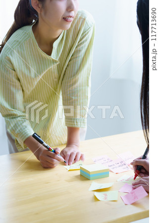 チームワークで課題を見える化する女性 117713690