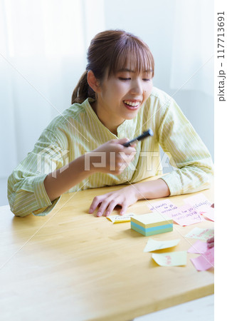 チームワークで課題を見える化する女性 117713691