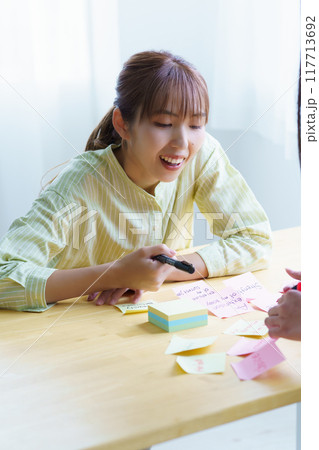 チームワークで課題を見える化する女性 117713692