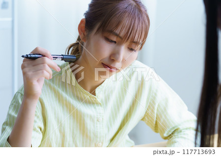 チームワークで課題を見える化する女性 117713693
